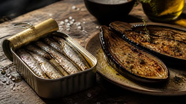 La berenjena asada realza el sabor umami de las sardinas en conserva. Descubre por qué esta dupla triunfa en cocinas …