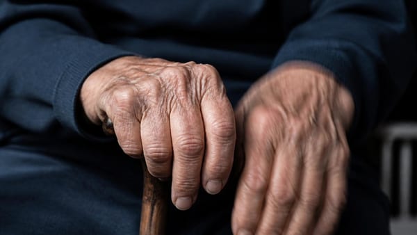 Temblor en reposo, movimientos lentos y postura encorvada: aprende a identificar los signos de Parkinson.