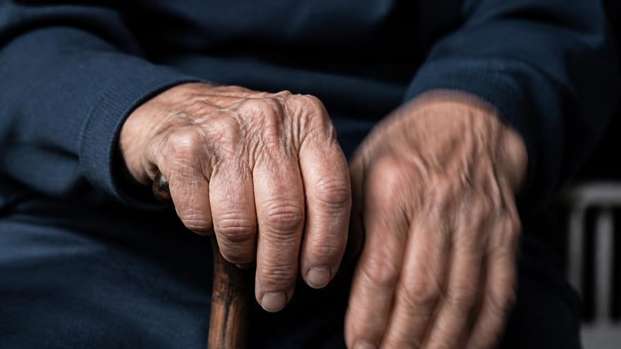 Enigma médico: ACV, Parkinson o envejecimiento, ¿qué tiene este paciente?
