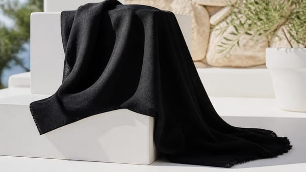 El vestido negro corto de líneas limpias se consolida como la pieza clave del armario estival. Descubre cómo elegirlo…